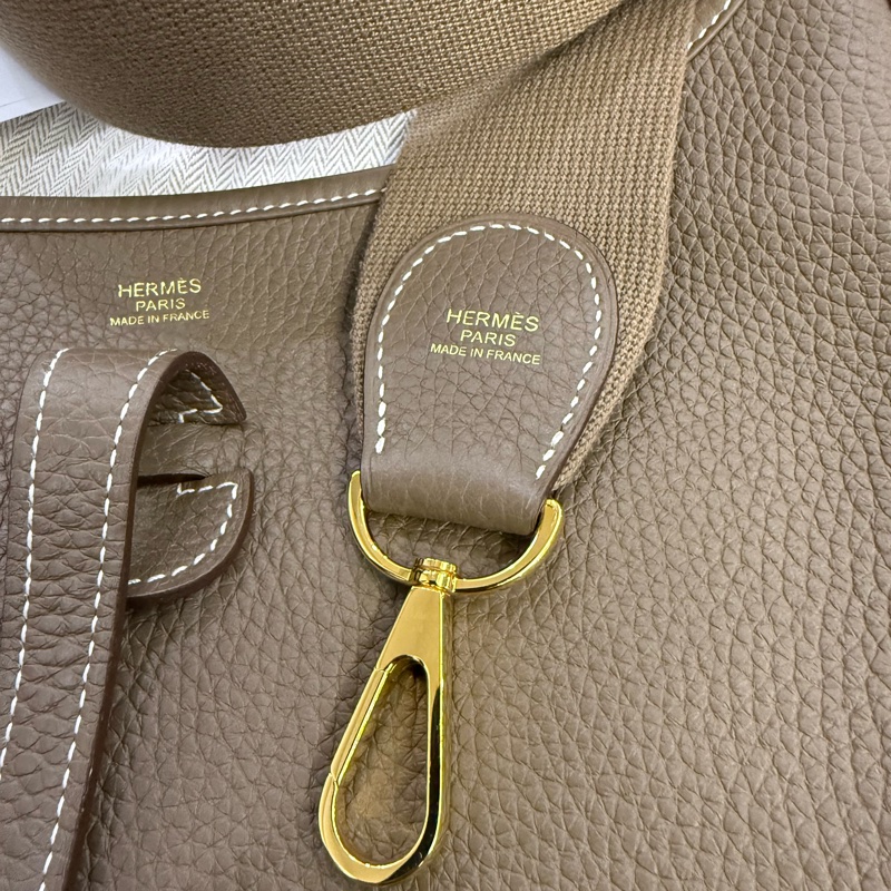 愛馬仕 Evelyne 大象灰 金扣29 日本購入 原廠盒 防塵袋 品牌名稱 :HERMES (愛馬仕) 商品名稱 :大象灰皮革 Evelyne29 肩背包 顏色:大象灰色(金扣) 材質:皮革 尺寸:W29cm x H31cm x D8cm 肩背帶:100cm 口袋: 掛鉤按鈕 提供小票-13