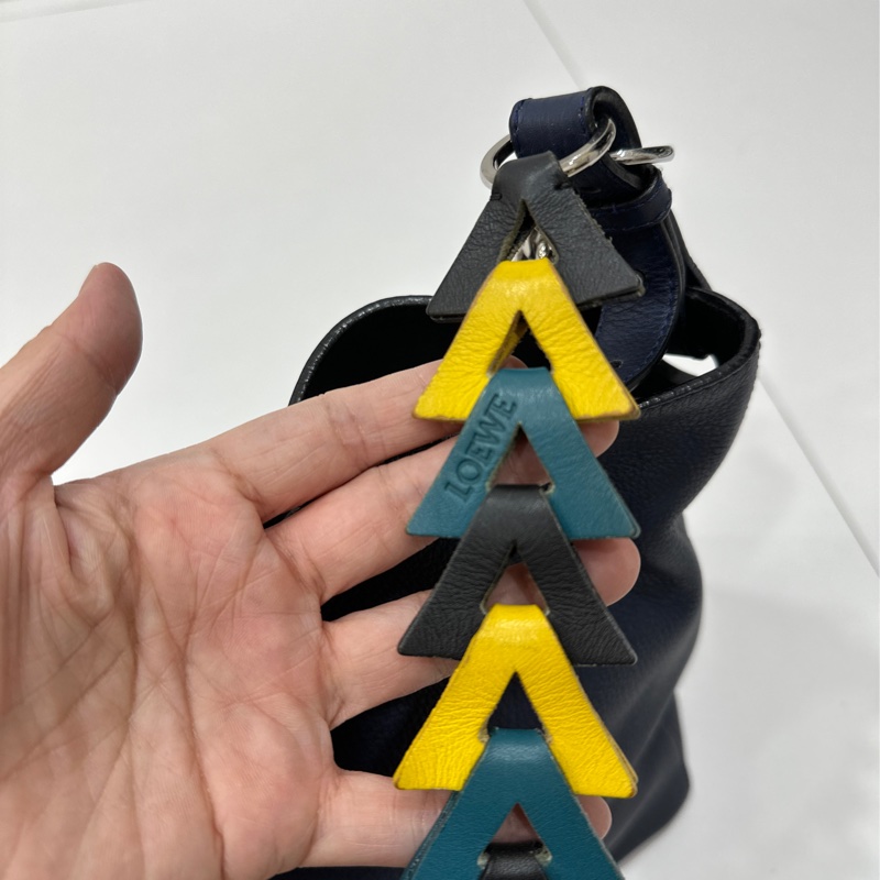 Loewe V line 系列 深藍 箭頭包 斜背包 肩背包 側背包 手提包-37