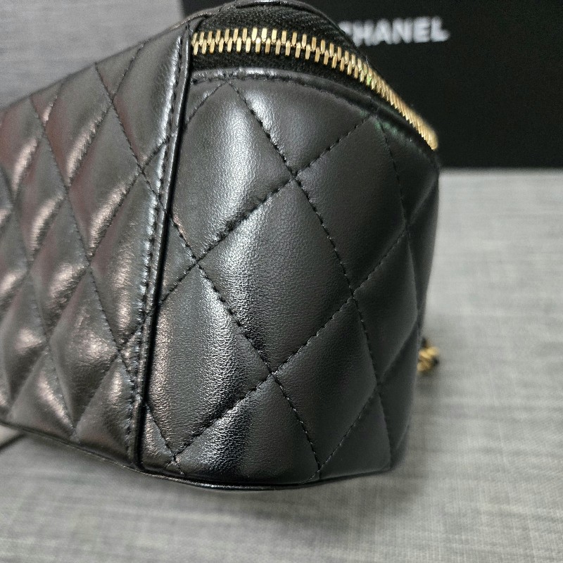 CHANEL 香奈兒 黑金雕花雙C logo 盒子包 長盒子-14