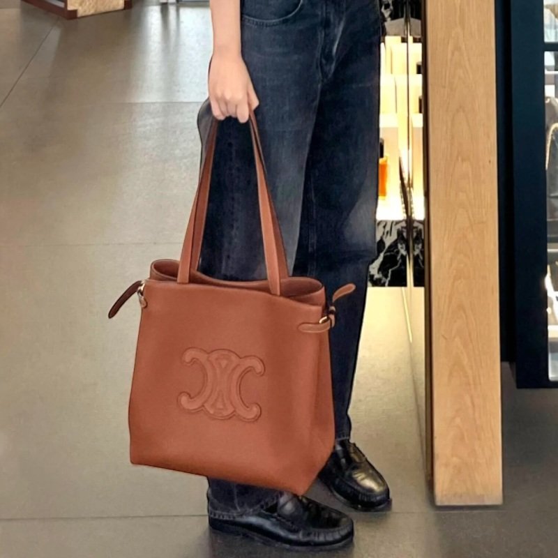 🎉新品好折扣✨Celine 121733 Cabas Anaïs Cuir Triomphe 凱旋門中號托特包 棕褐色-3
