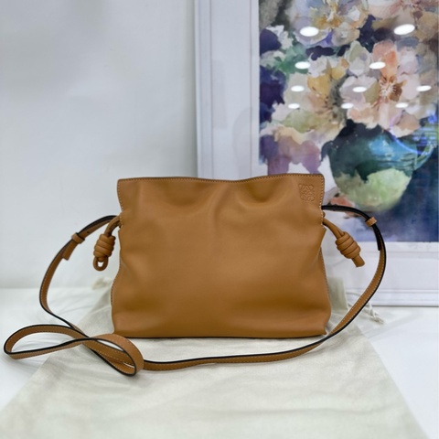 Loewe羅意威小牛皮福袋包，沙漠黃色