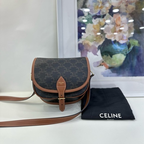 CELINE賽琳 Cuir Triomphe 經典浮雕翻蓋 中型馬鞍包 單肩斜背包