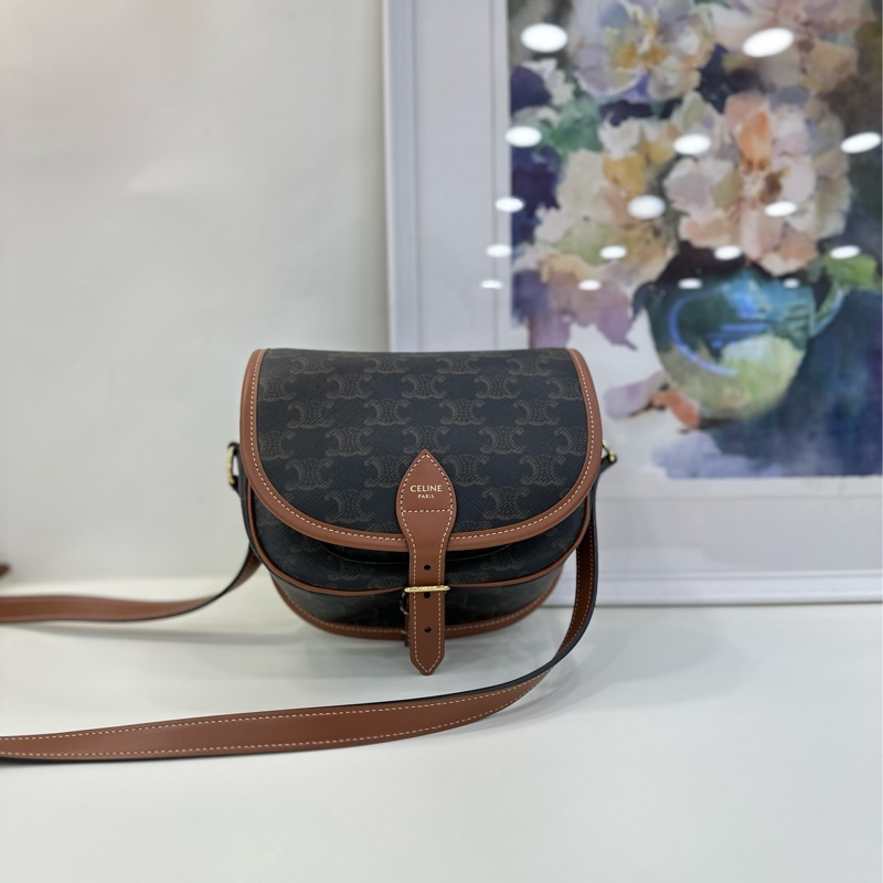 CELINE賽琳 Cuir Triomphe 經典浮雕翻蓋 中型馬鞍包 單肩斜背包-1