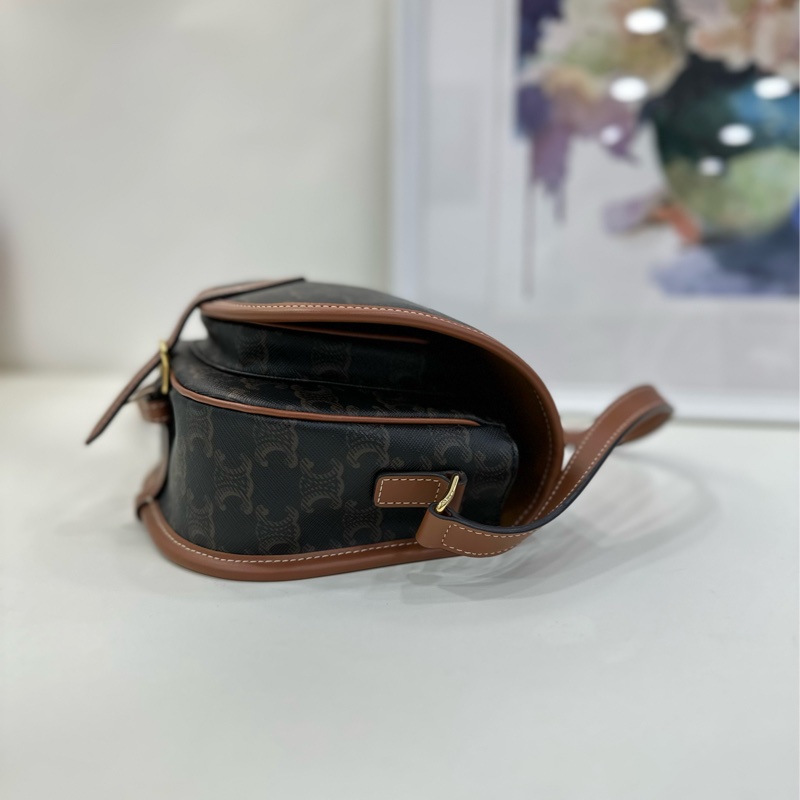 CELINE賽琳 Cuir Triomphe 經典浮雕翻蓋 中型馬鞍包 單肩斜背包-3