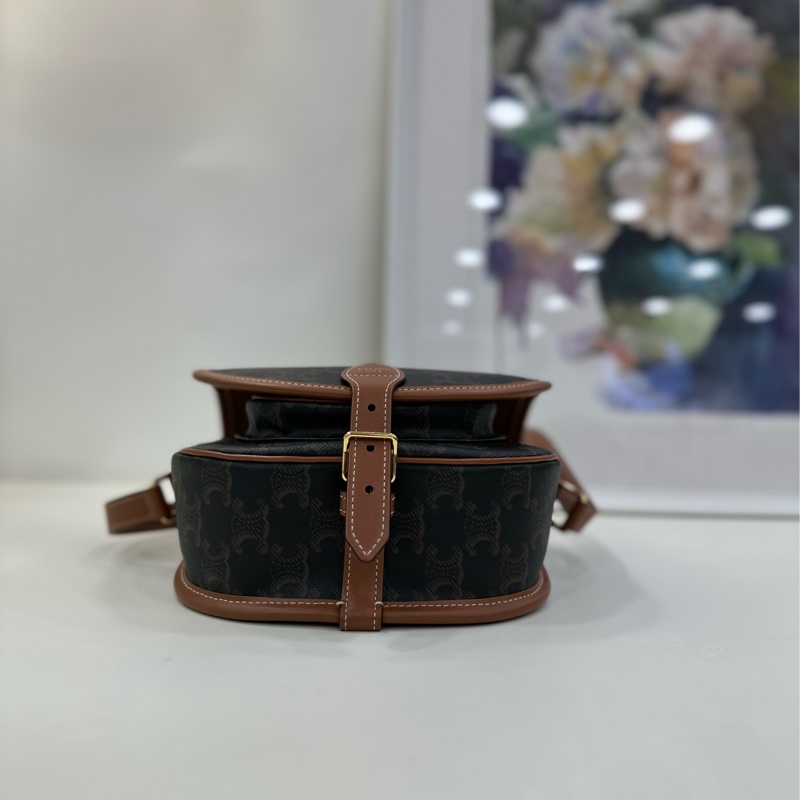 CELINE賽琳 Cuir Triomphe 經典浮雕翻蓋 中型馬鞍包 單肩斜背包-5