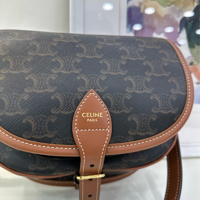 CELINE賽琳 Cuir Triomphe 經典浮雕翻蓋 中型馬鞍包 單肩斜背包-6