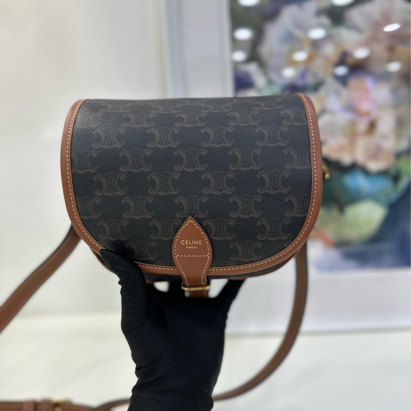 CELINE賽琳 Cuir Triomphe 經典浮雕翻蓋 中型馬鞍包 單肩斜背包-7
