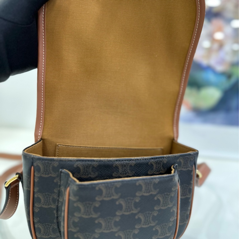 CELINE賽琳 Cuir Triomphe 經典浮雕翻蓋 中型馬鞍包 單肩斜背包-8
