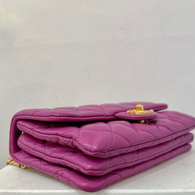 CHANEL桃紫色金釦金球鍊包-4