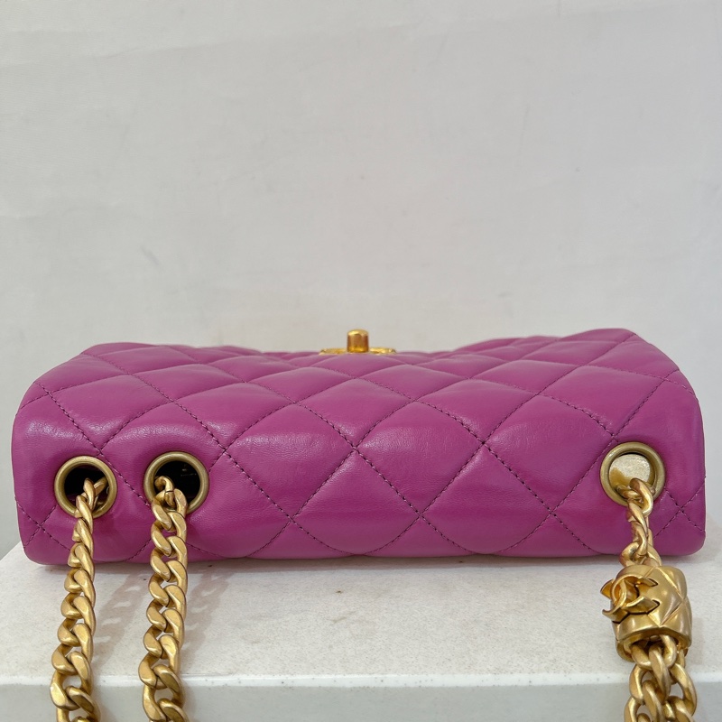 CHANEL桃紫色金釦金球鍊包-6