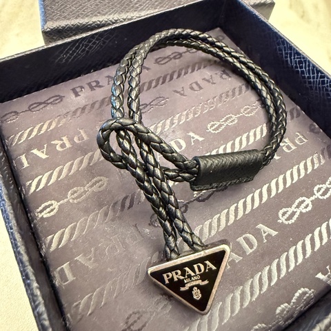 Prada 男生皮繩鐵牌手環🥰💌