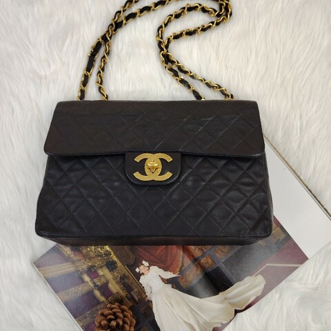 Chanel CLASSIC FLAP 黑色 菱格紋 羊皮 MAXI 金扣（中古)