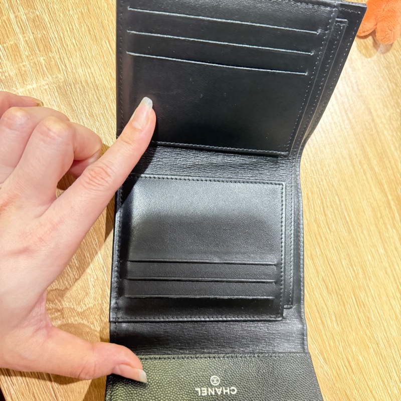 中古閒置誠可議 CHANEL 香奈兒 Boy 仿舊黑銀防刮牛皮短夾  便宜出售-1