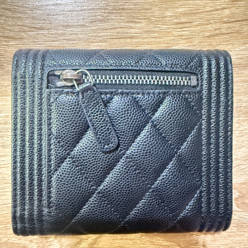 中古閒置誠可議 CHANEL 香奈兒 Boy 仿舊黑銀防刮牛皮短夾  便宜出售-5