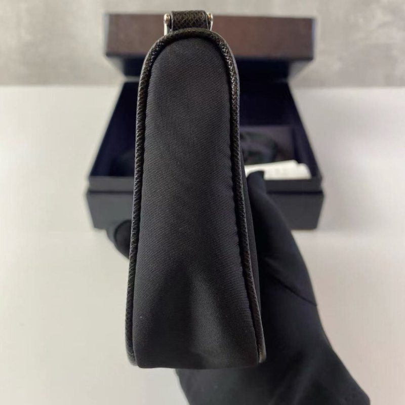 PRADA Re-Edition 尼龍拚皮革腋下包 mini14*5*10 99新配件盒子保卡-6