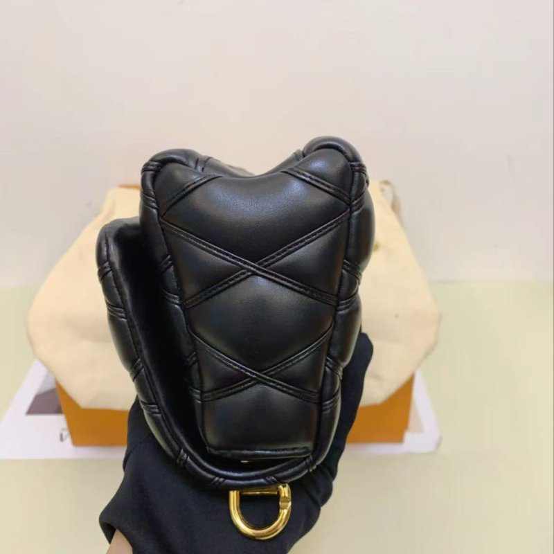 LV 黑金菱格紋鍊條包羊皮 全新 配件塵袋-6