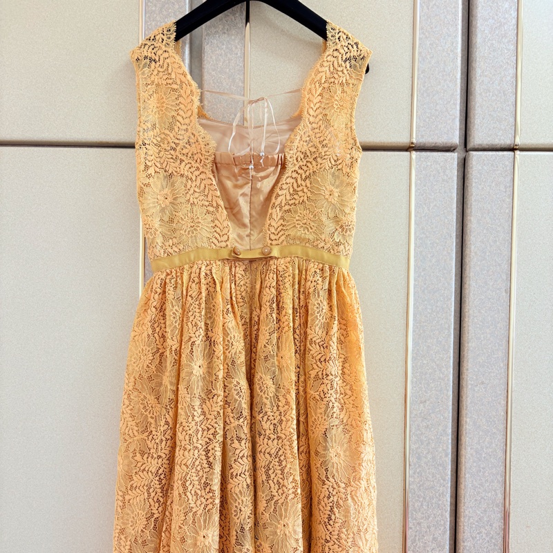 19)Lily Brown正品薑黃色蕾絲質感層次設計款洋裝 全新含吊牌原價6000-3