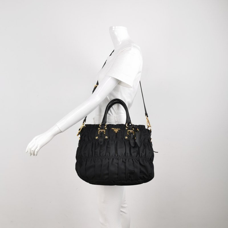 Prada Gaufre 羊皮 尼龍布 純色 字母 Logo 褶皺 斜挎包 單肩包-1