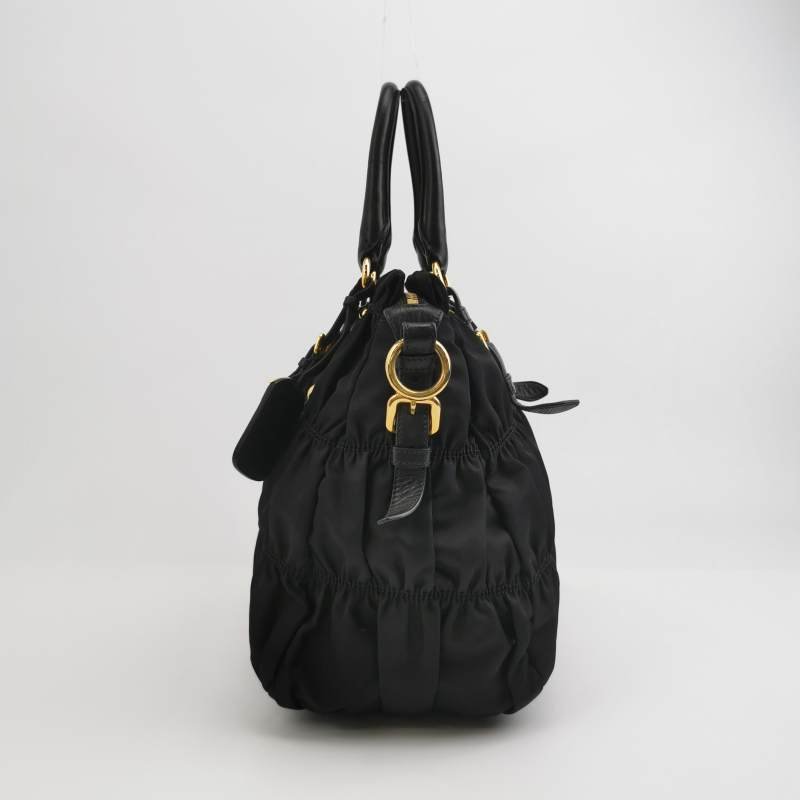 Prada Gaufre 羊皮 尼龍布 純色 字母 Logo 褶皺 斜挎包 單肩包-2