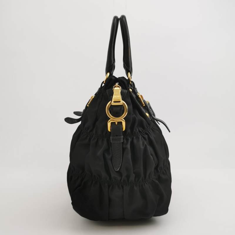 Prada Gaufre 羊皮 尼龍布 純色 字母 Logo 褶皺 斜挎包 單肩包-3