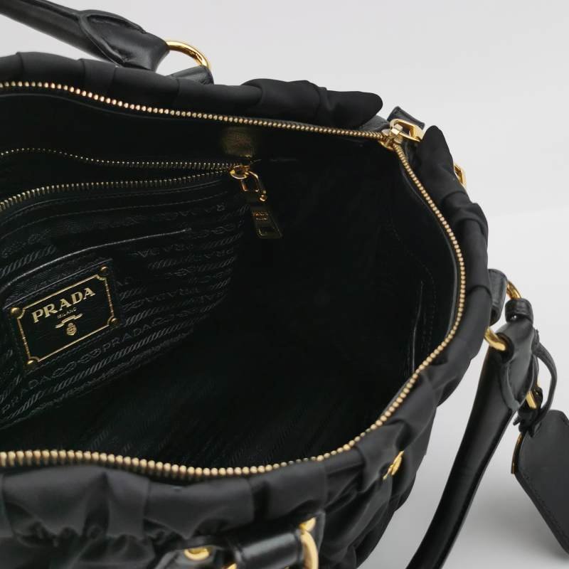 Prada Gaufre 羊皮 尼龍布 純色 字母 Logo 褶皺 斜挎包 單肩包-6