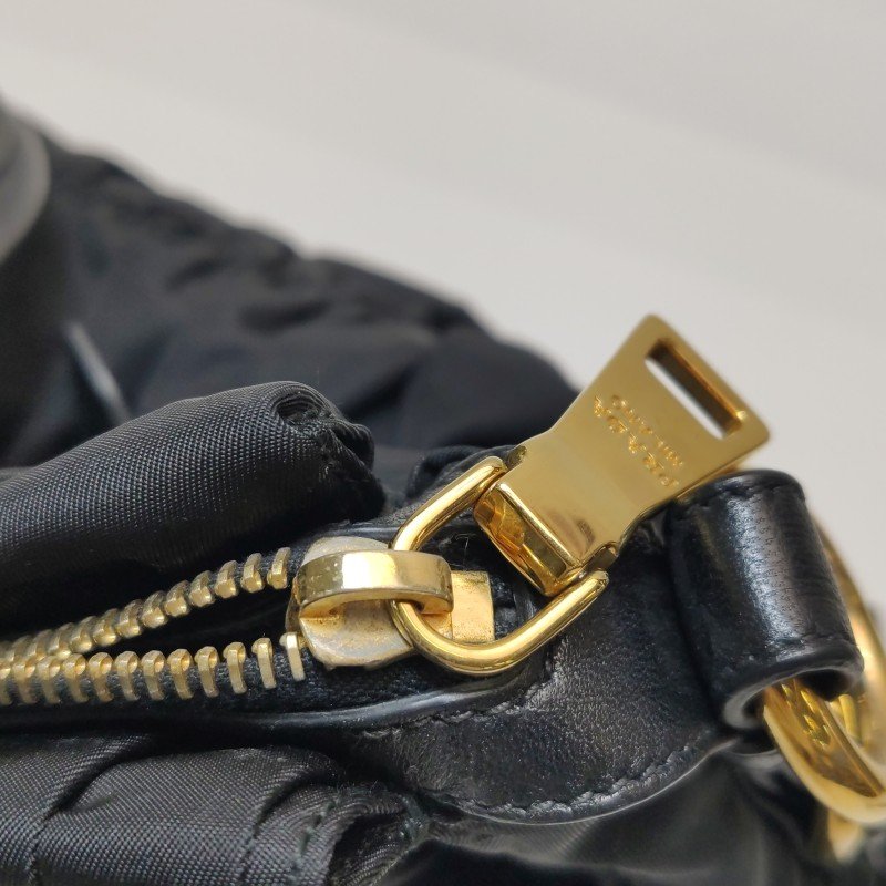 Prada Gaufre 羊皮 尼龍布 純色 字母 Logo 褶皺 斜挎包 單肩包-12