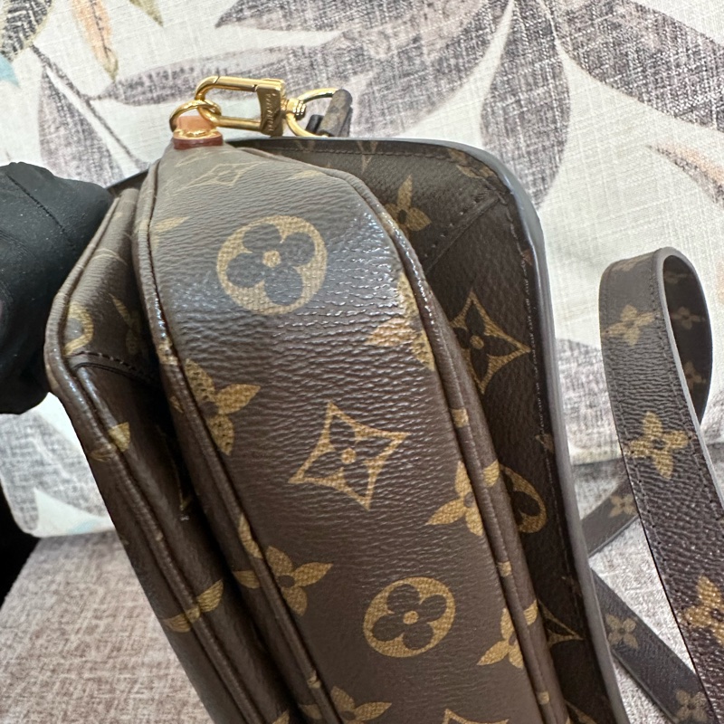 LV老花郵差包-9