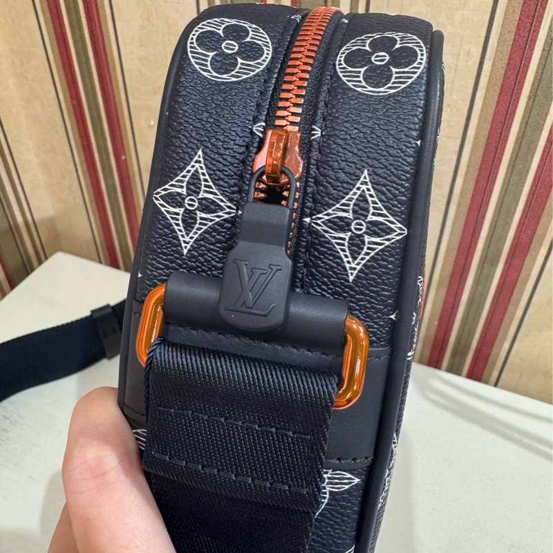 LV 男士斜背包 顛倒logo 閑置品-5