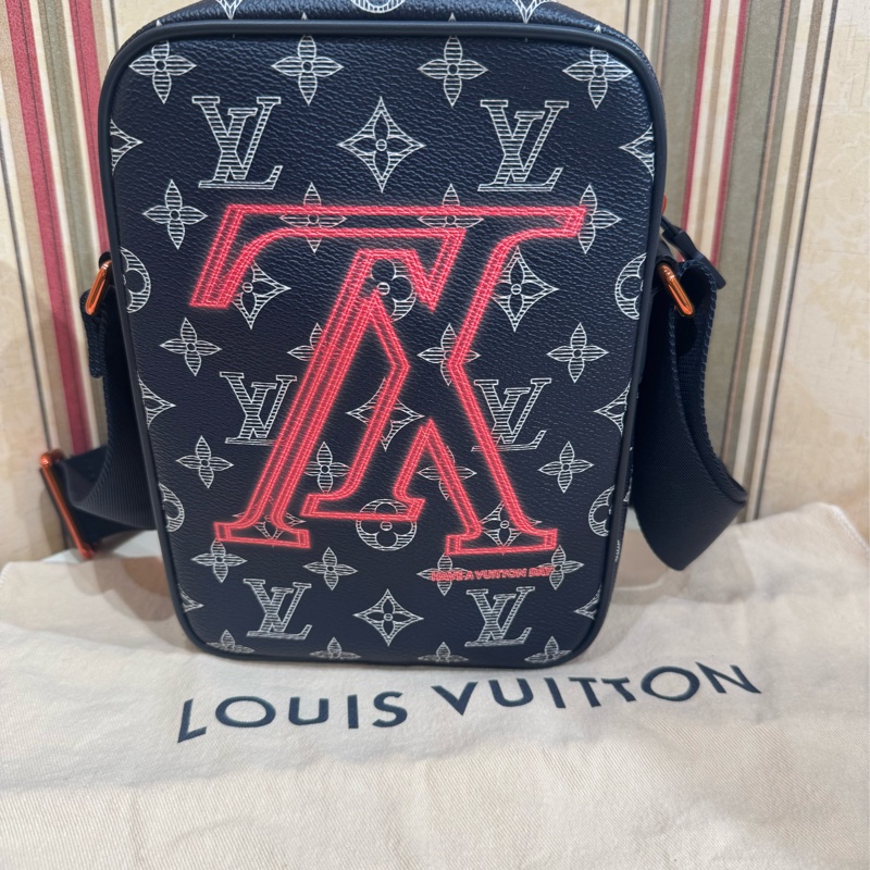LV 男士斜背包 顛倒logo 閑置品-6
