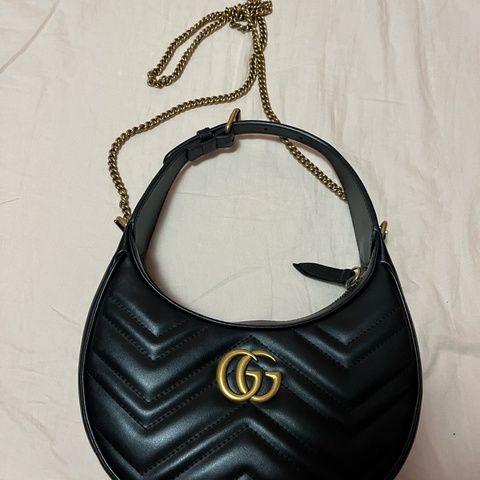 GG Marmont 黑色金屬LOGO絎縫牛皮鍊帶肩背斜背彎月包