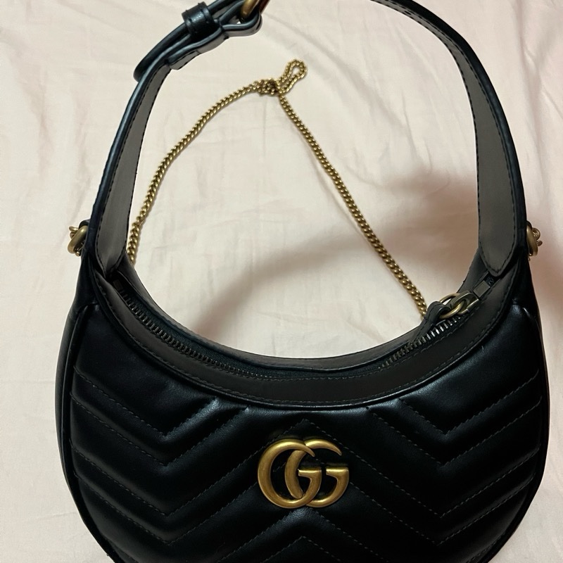 GG Marmont 黑色金屬LOGO絎縫牛皮鍊帶肩背斜背彎月包-1