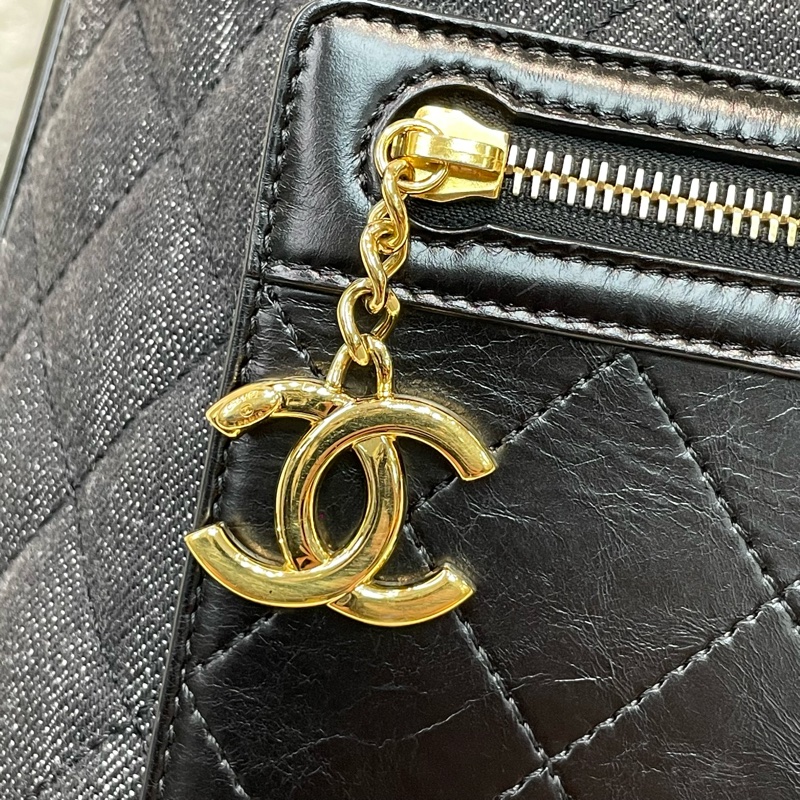 CHANEL 古巴系列黑金菱格丹寧布拼小牛皮翻蓋背包 I684-47