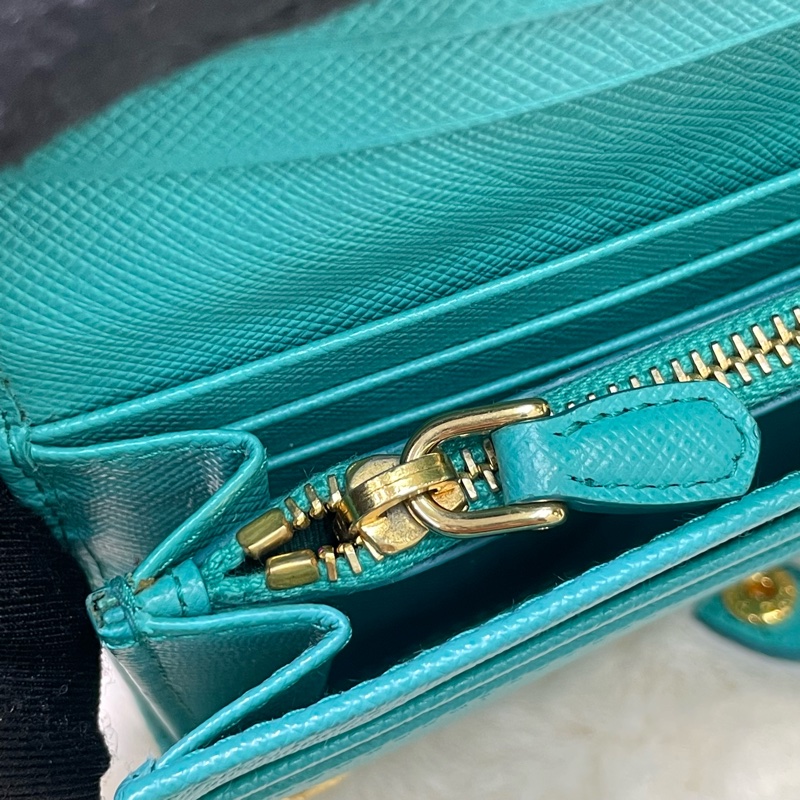 PRADA 湖水綠長夾 XB674-37