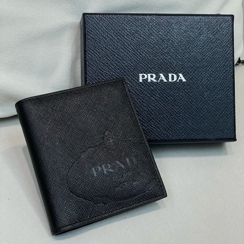 PRADA 黑色暗花短夾 I084
