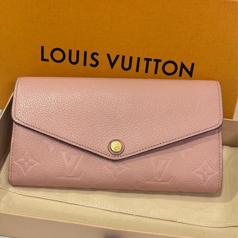 Louis Vuitton LV M64082 Sarah 經典花紋全皮革壓紋扣式長夾.