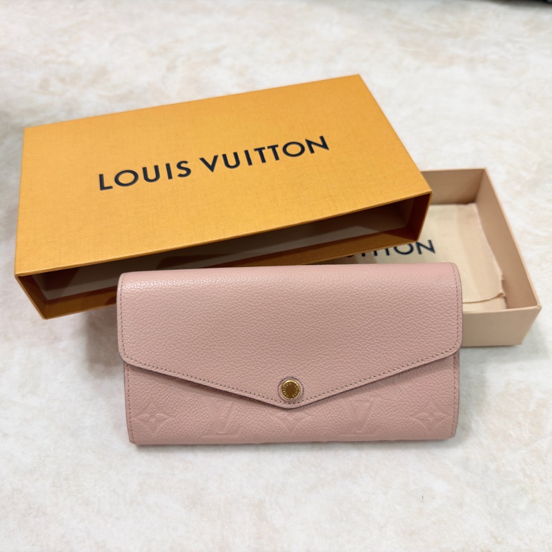 Louis Vuitton LV M64082 Sarah 經典花紋全皮革壓紋扣式長夾.-0