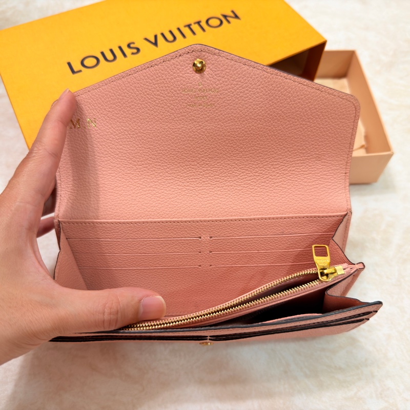 Louis Vuitton LV M64082 Sarah 經典花紋全皮革壓紋扣式長夾.-2