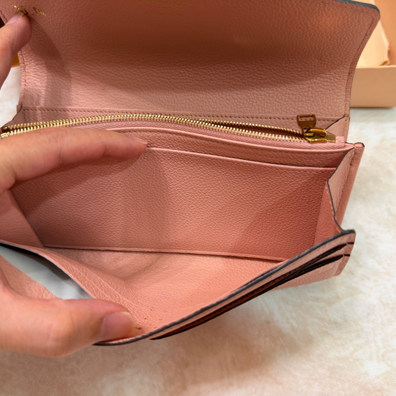 Louis Vuitton LV M64082 Sarah 經典花紋全皮革壓紋扣式長夾.-4