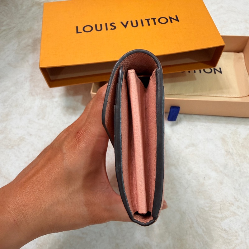 Louis Vuitton LV M64082 Sarah 經典花紋全皮革壓紋扣式長夾.-6