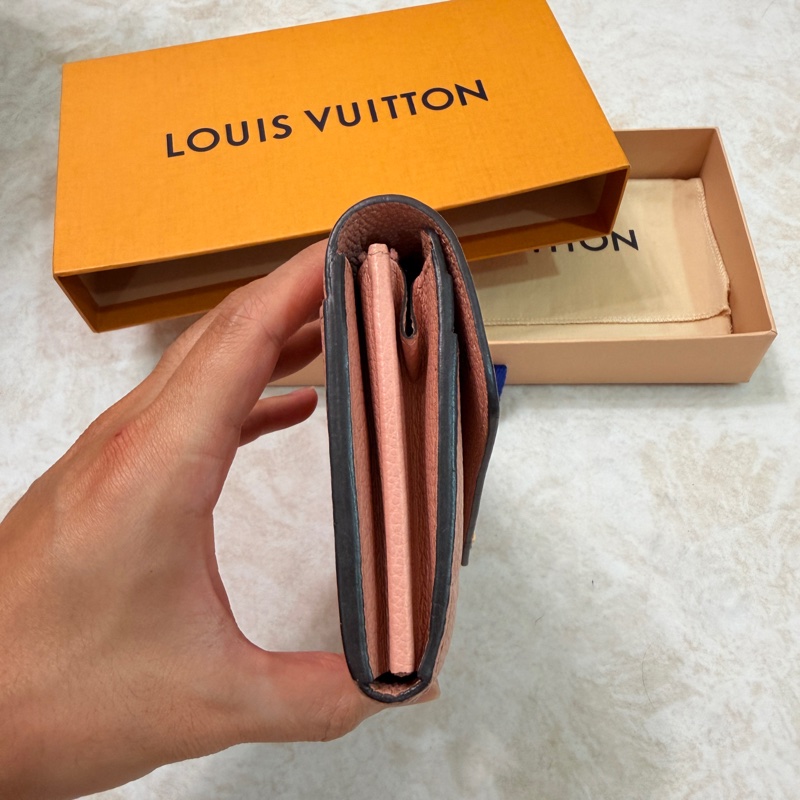 Louis Vuitton LV M64082 Sarah 經典花紋全皮革壓紋扣式長夾.-7