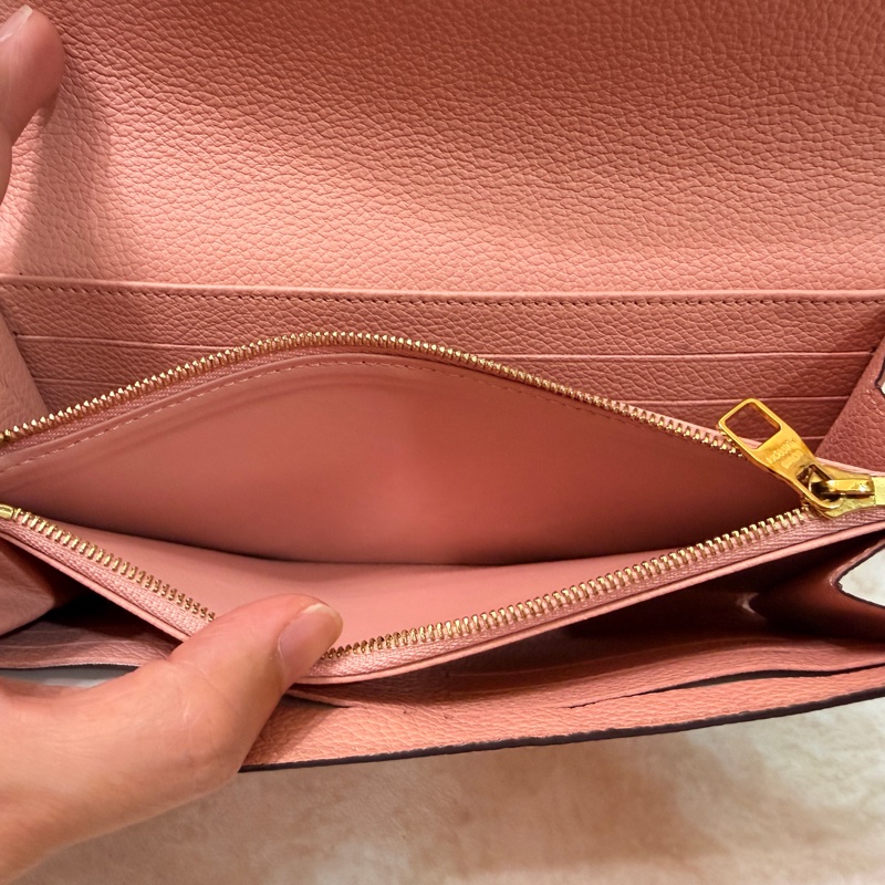 Louis Vuitton LV M64082 Sarah 經典花紋全皮革壓紋扣式長夾.-17