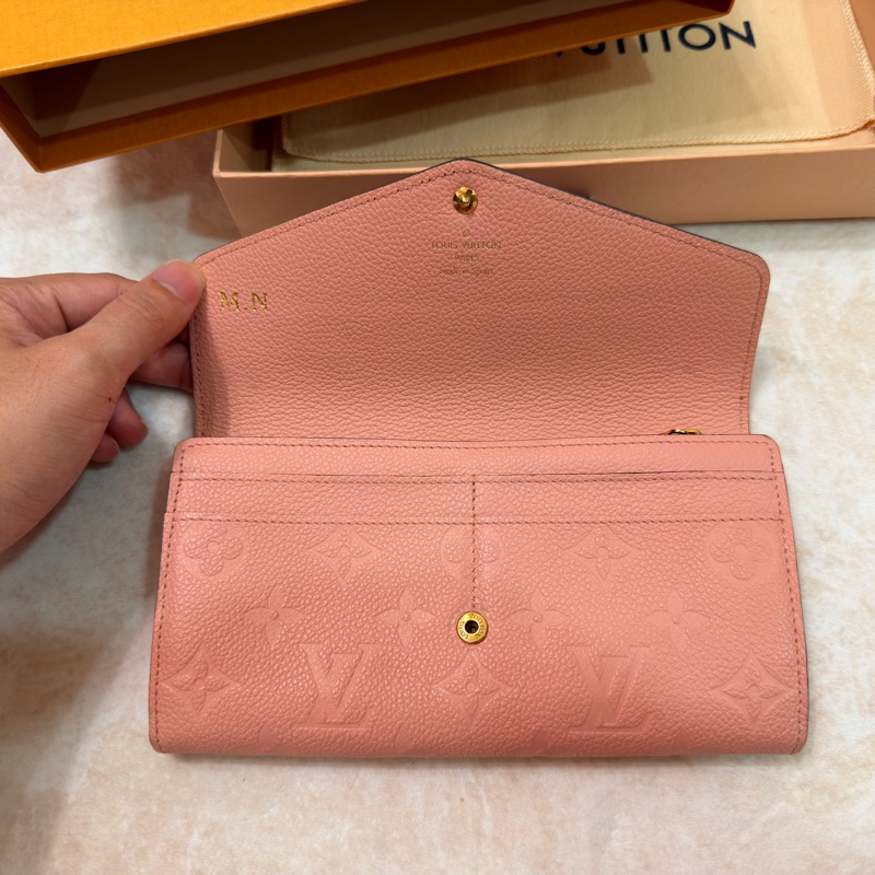 Louis Vuitton LV M64082 Sarah 經典花紋全皮革壓紋扣式長夾.-19