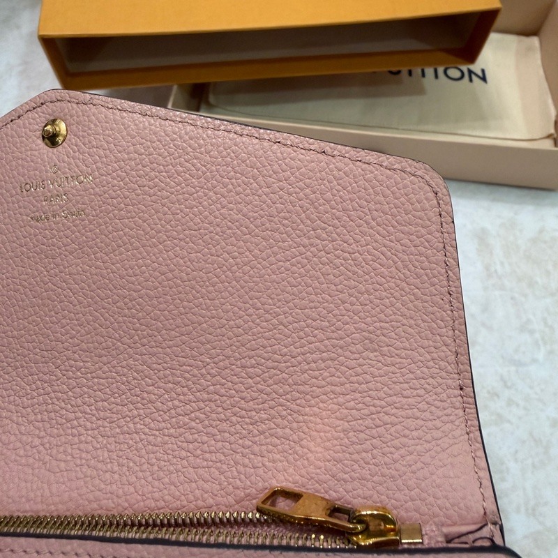 Louis Vuitton LV M64082 Sarah 經典花紋全皮革壓紋扣式長夾.-24