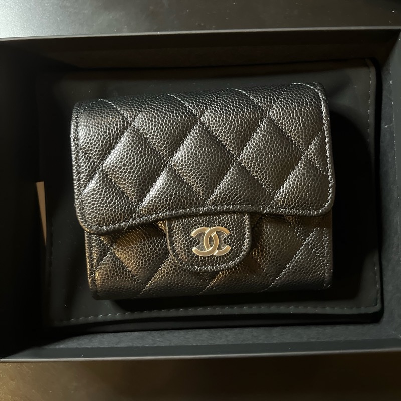 香奈兒 經典小型口蓋皮夾 小羊皮與金色金屬黑-6