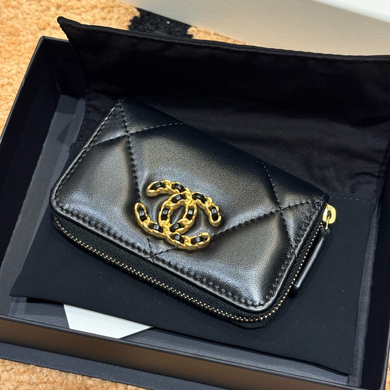 CHANEL 香奈兒 19系列經典金屬LOGO菱紋小羊皮拉鍊零錢包(黑金)-0