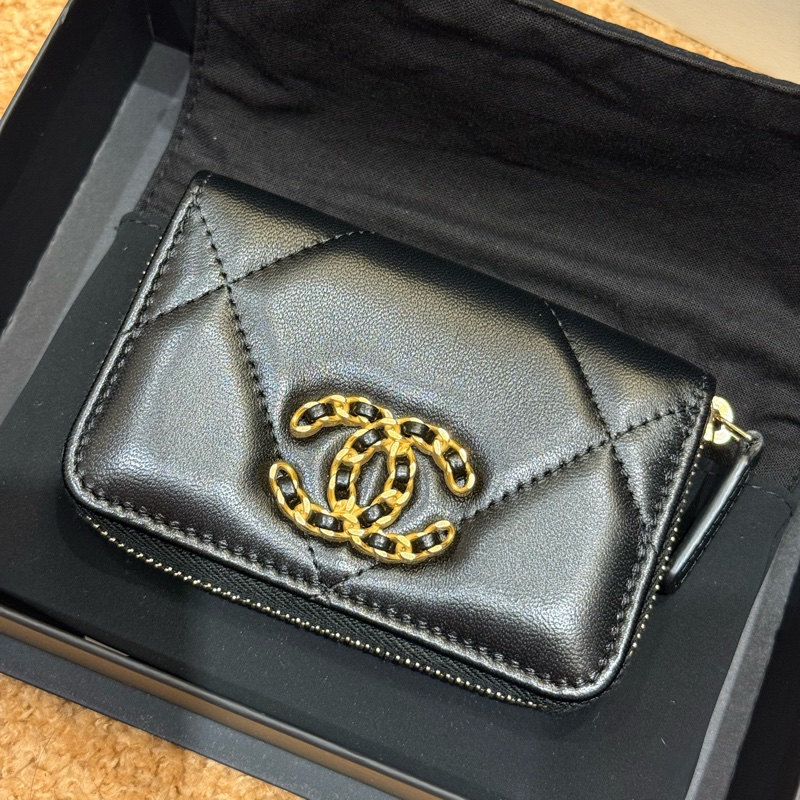 CHANEL 香奈兒 19系列經典金屬LOGO菱紋小羊皮拉鍊零錢包(黑金)-1
