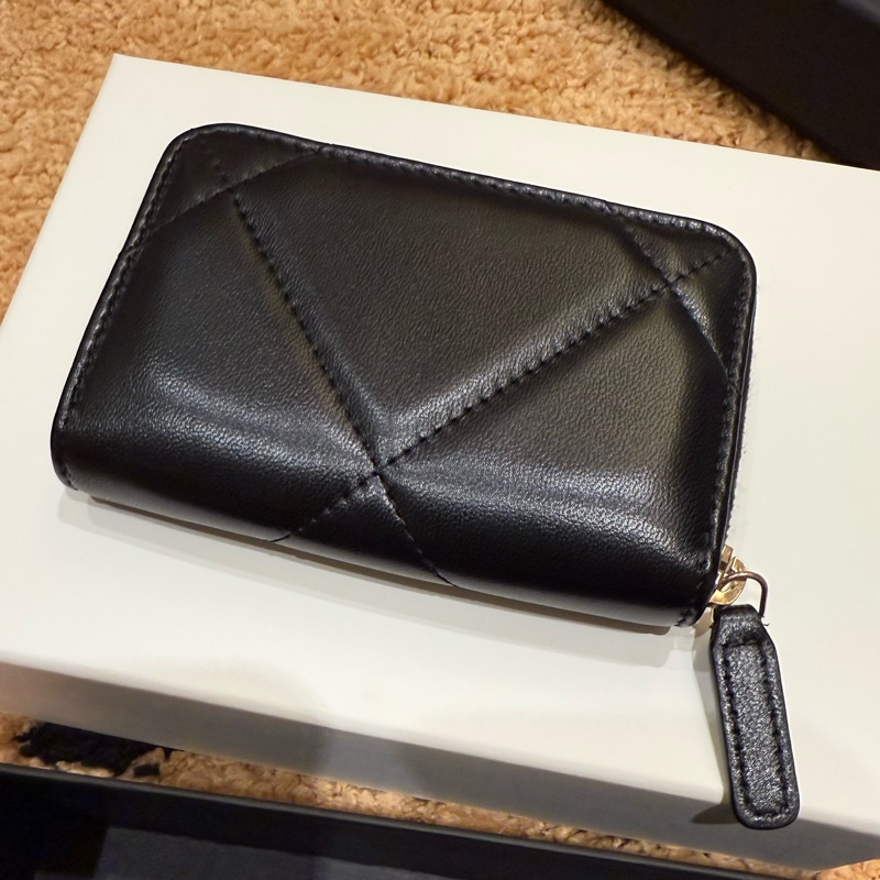 CHANEL 香奈兒 19系列經典金屬LOGO菱紋小羊皮拉鍊零錢包(黑金)-7