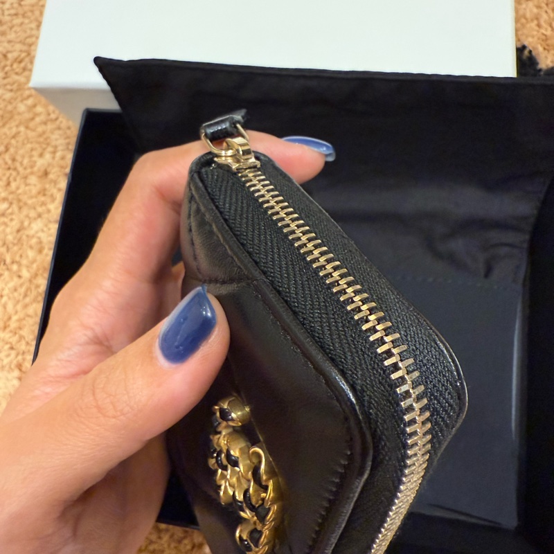 CHANEL 香奈兒 19系列經典金屬LOGO菱紋小羊皮拉鍊零錢包(黑金)-8