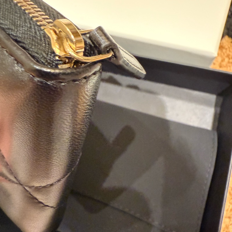 CHANEL 香奈兒 19系列經典金屬LOGO菱紋小羊皮拉鍊零錢包(黑金)-10