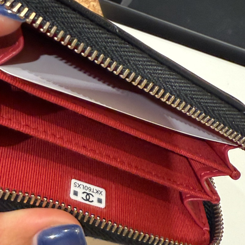 CHANEL 香奈兒 19系列經典金屬LOGO菱紋小羊皮拉鍊零錢包(黑金)-11